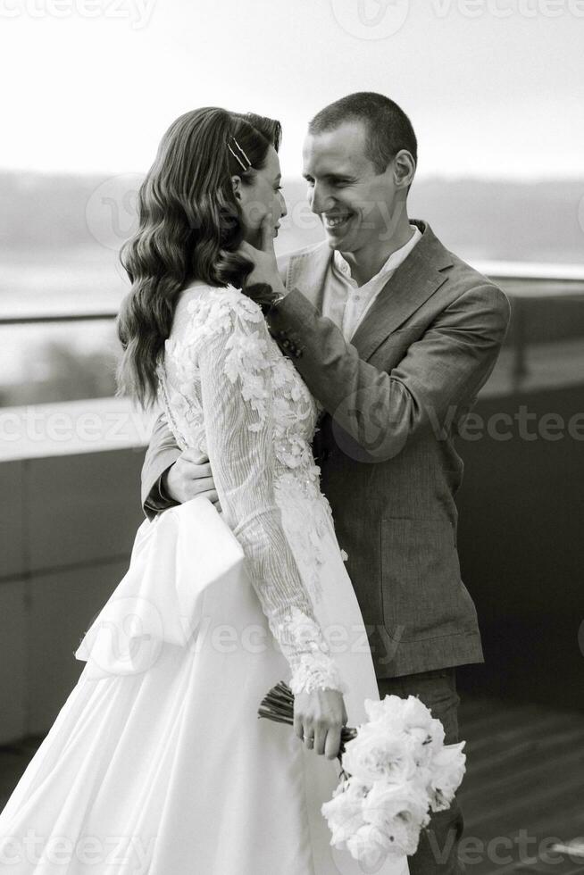 la mariée et jeune marié premier réunion sur le toit de gratte-ciel photo