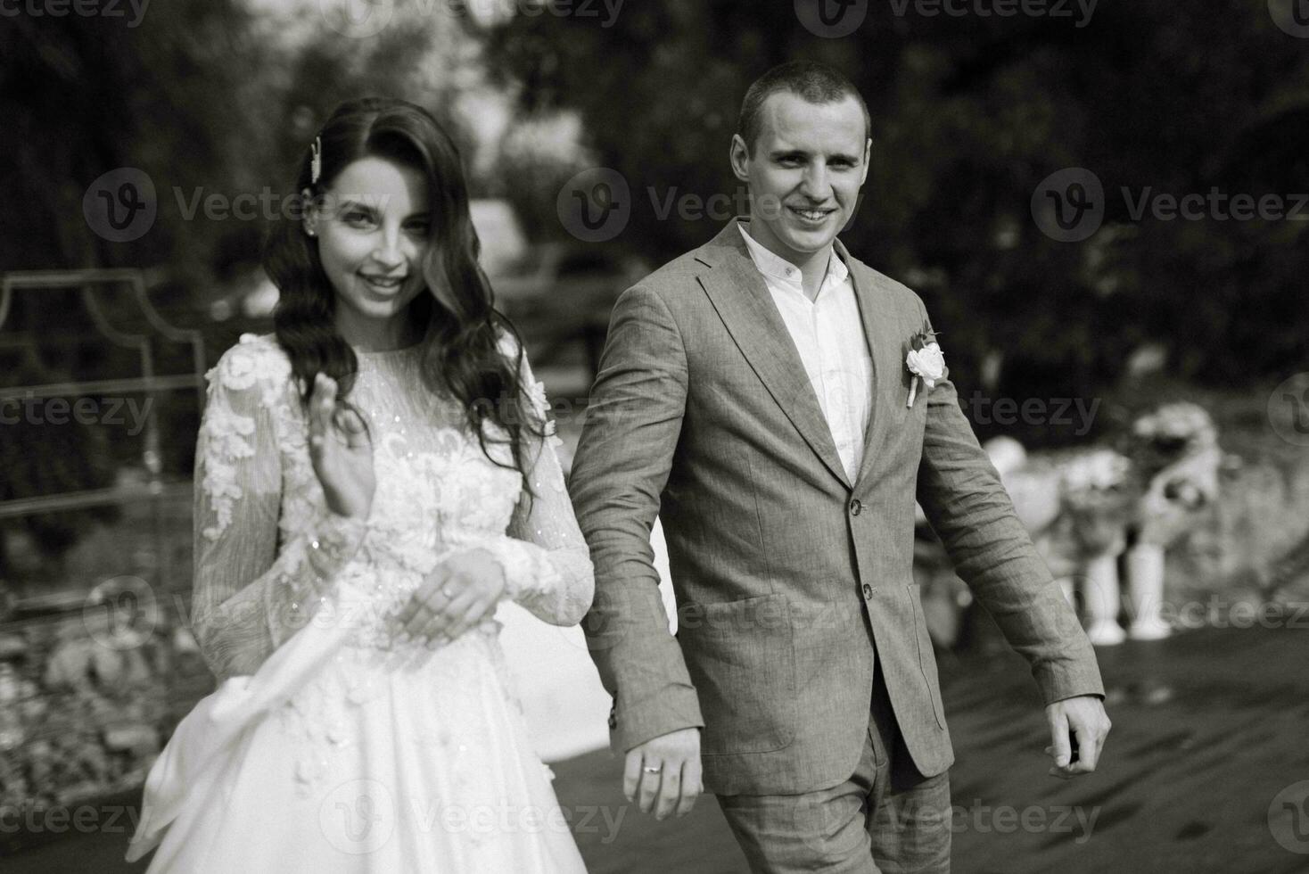 cérémonie de mariage des jeunes mariés sur la jetée photo