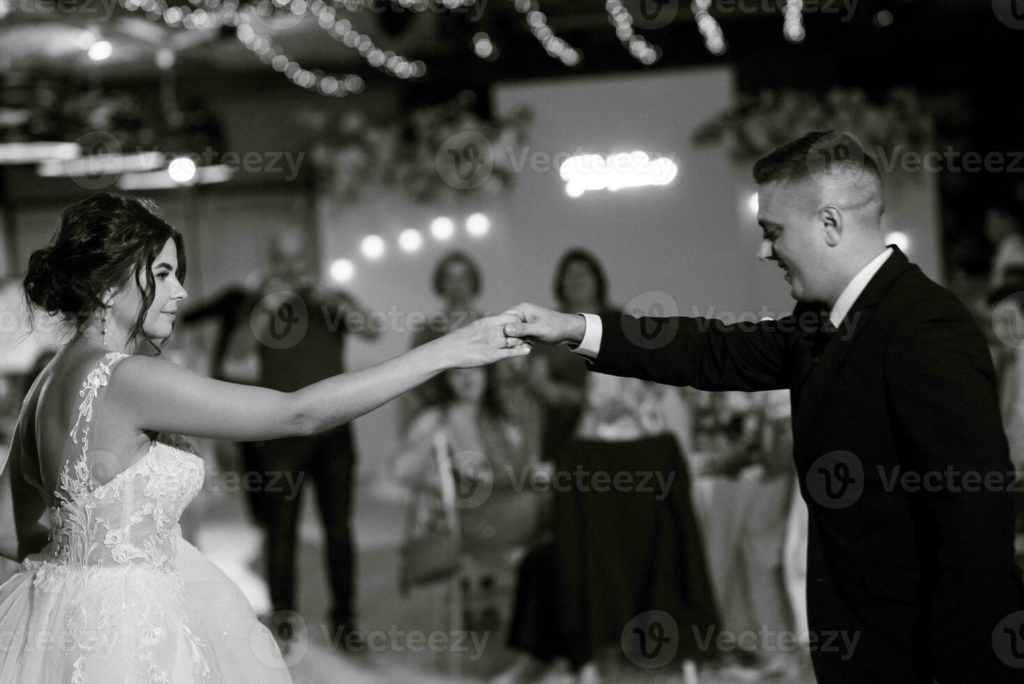 le premier Danse de le la mariée et jeune marié à l'intérieur une restaurant photo