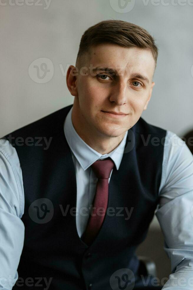 portrait de une de bonne humeur jeune marié dans une bleu costume photo