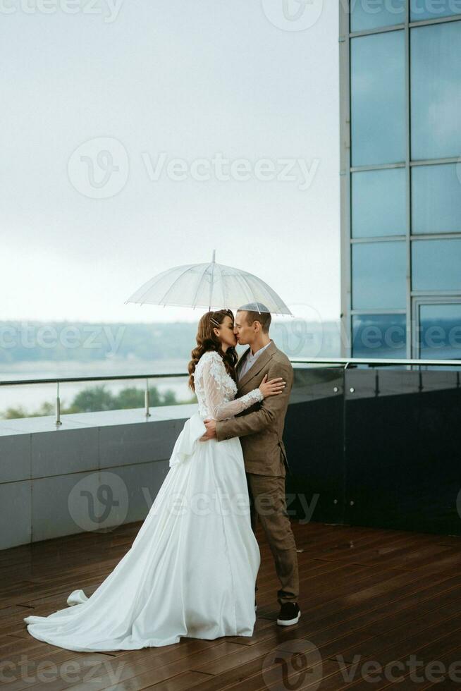 la mariée et jeune marié premier réunion sur le toit de gratte-ciel photo