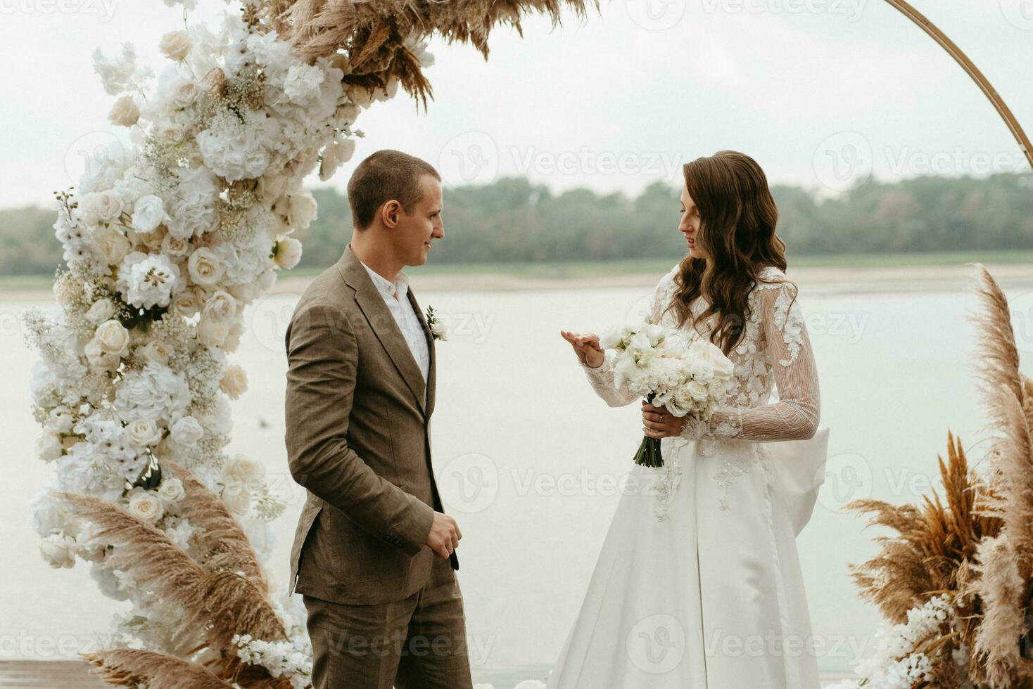 cérémonie de mariage des jeunes mariés sur la jetée photo