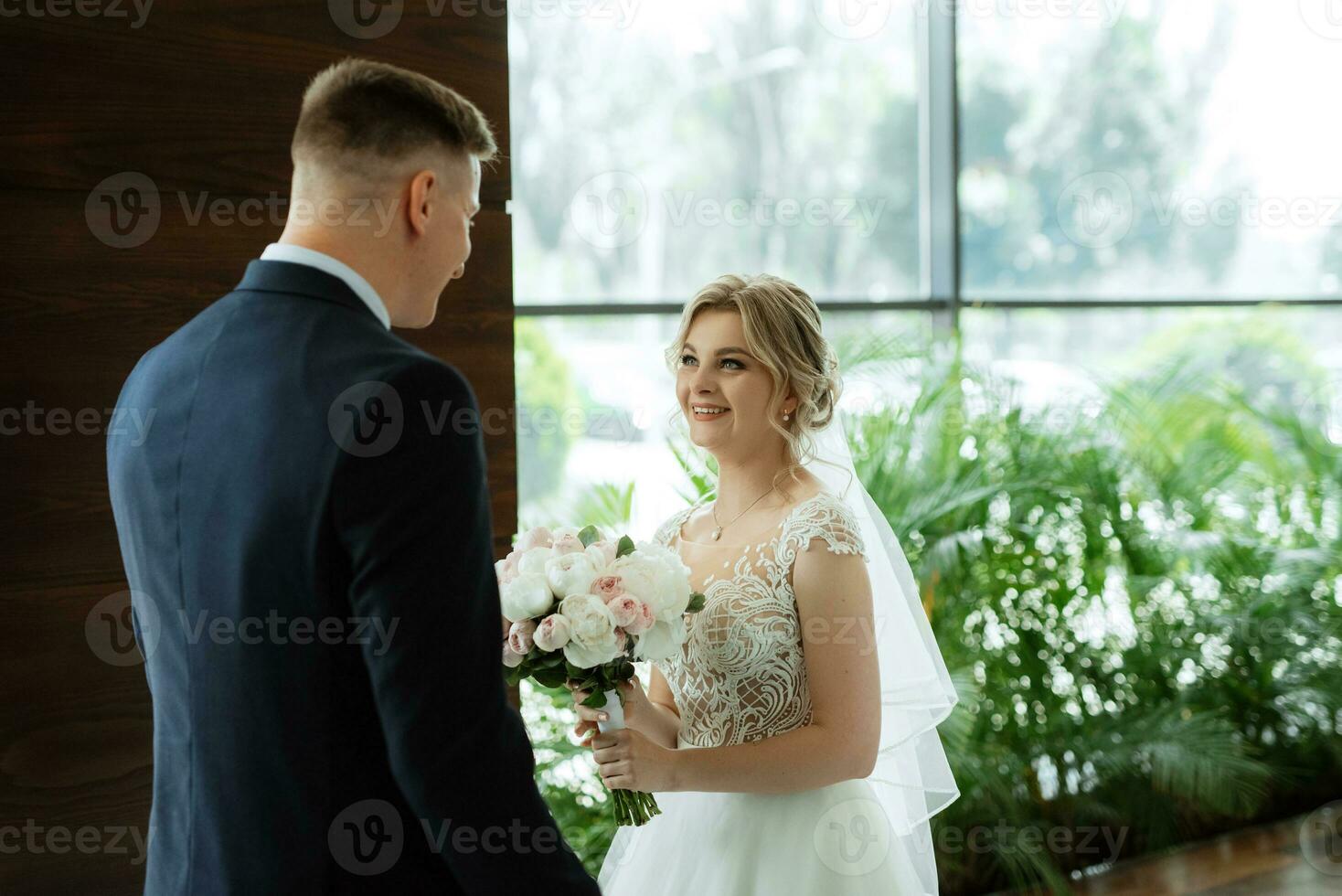 réunion de le la mariée et jeune marié dans le Hôtel hall photo