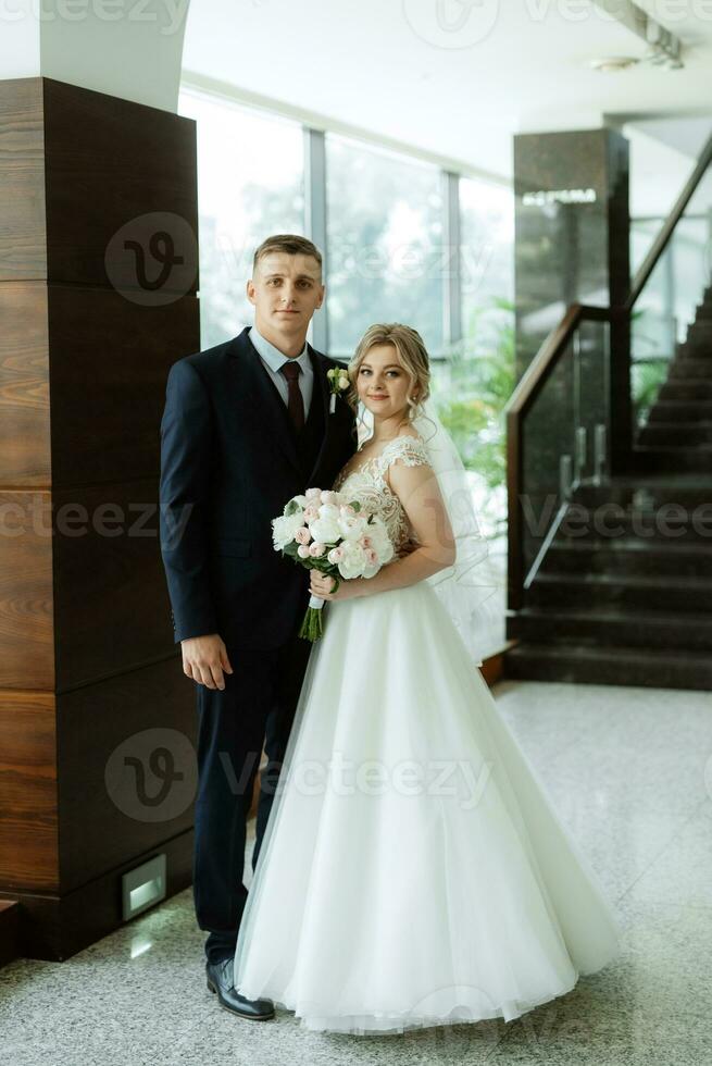 réunion de le la mariée et jeune marié dans le Hôtel hall photo