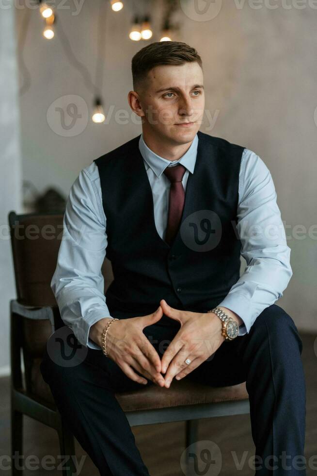 portrait de une de bonne humeur jeune marié dans une bleu costume photo