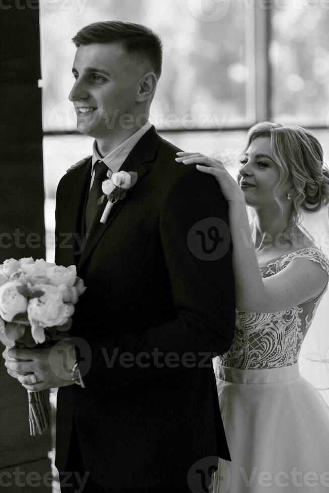 réunion de le la mariée et jeune marié dans le Hôtel hall photo