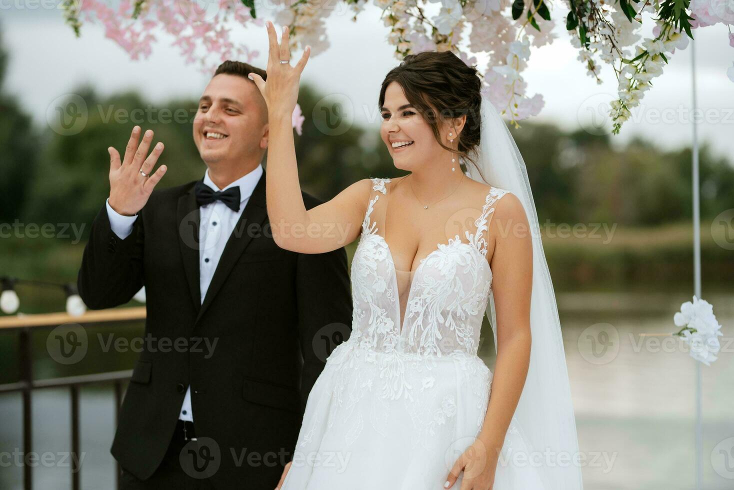 cérémonie de mariage des jeunes mariés sur la jetée photo