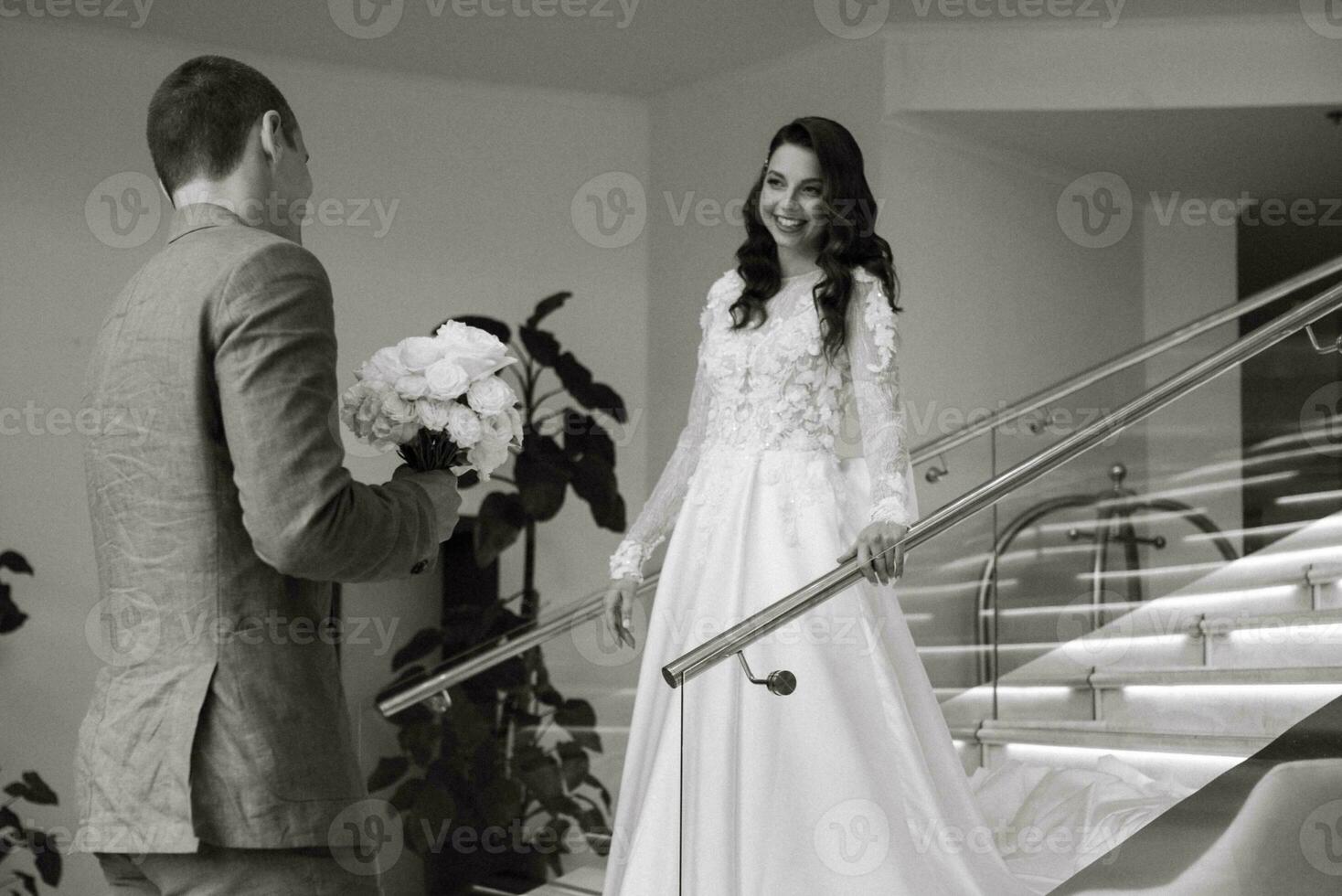 réunion de le la mariée et jeune marié sur le Hôtel escaliers photo