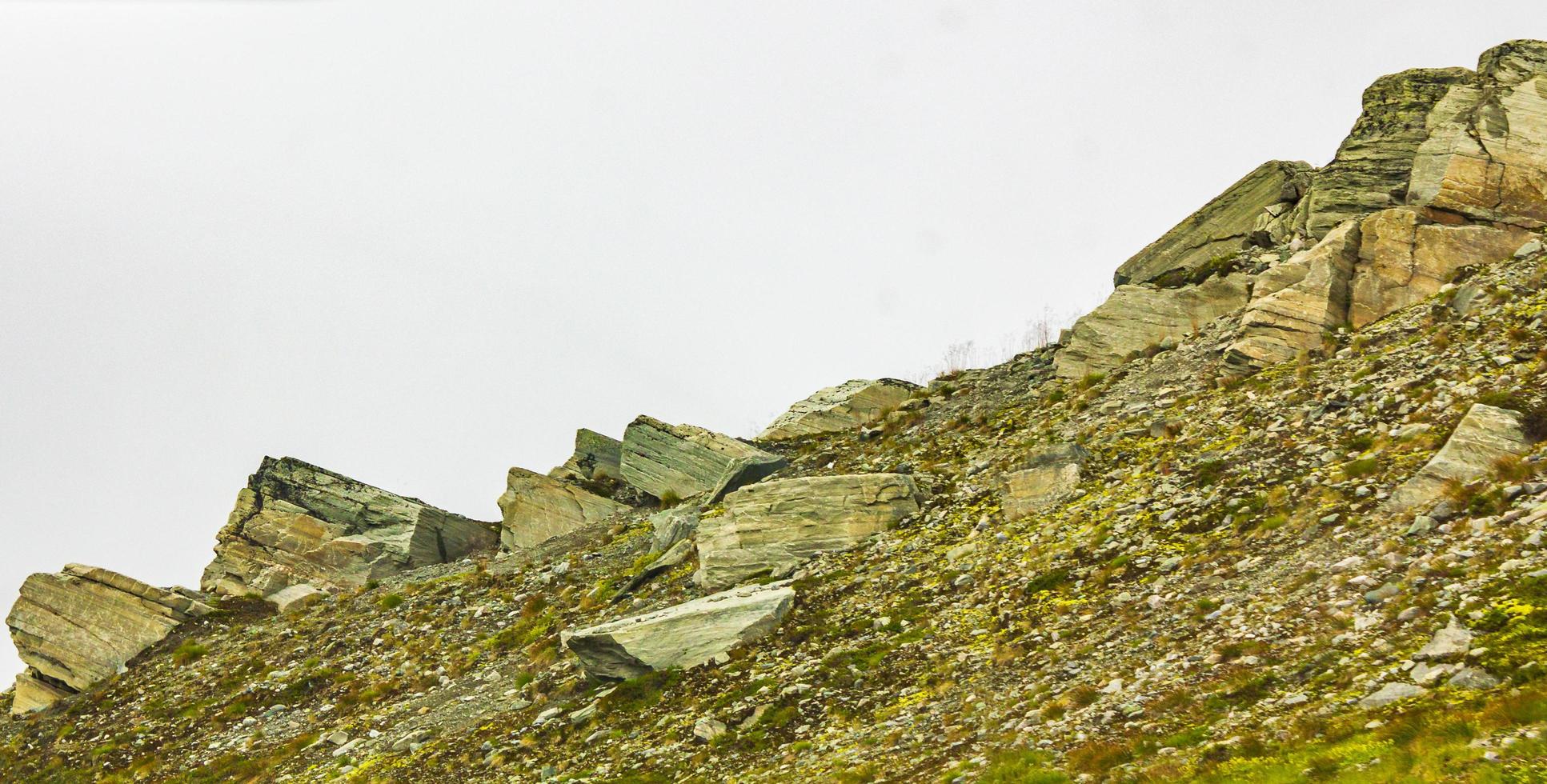 brouillard nuages rochers falaises paysage de montagne parc national de jotunheimen norvège photo