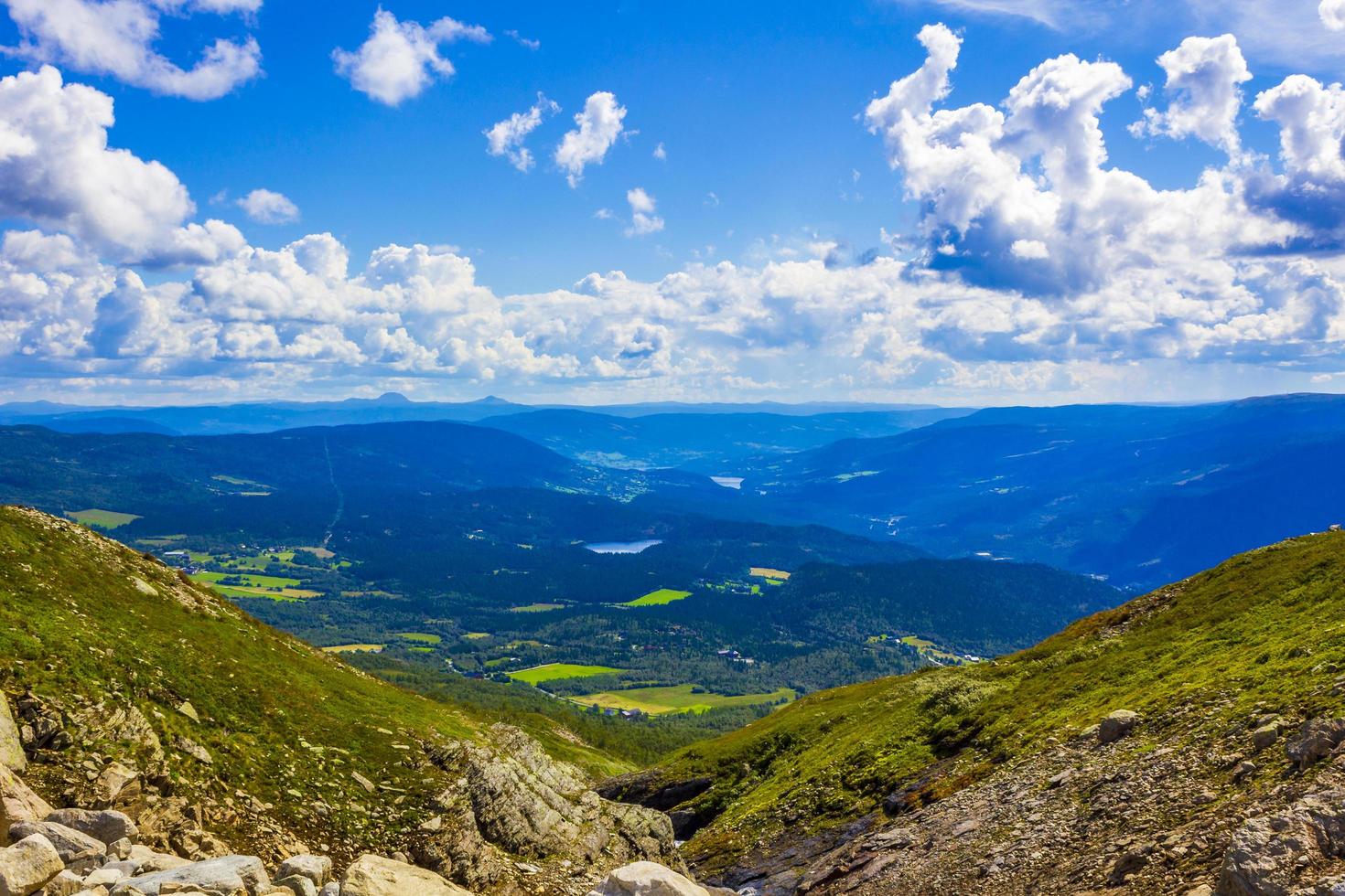 panorama de paysage de montagne aux beaux jours à vang norvège photo