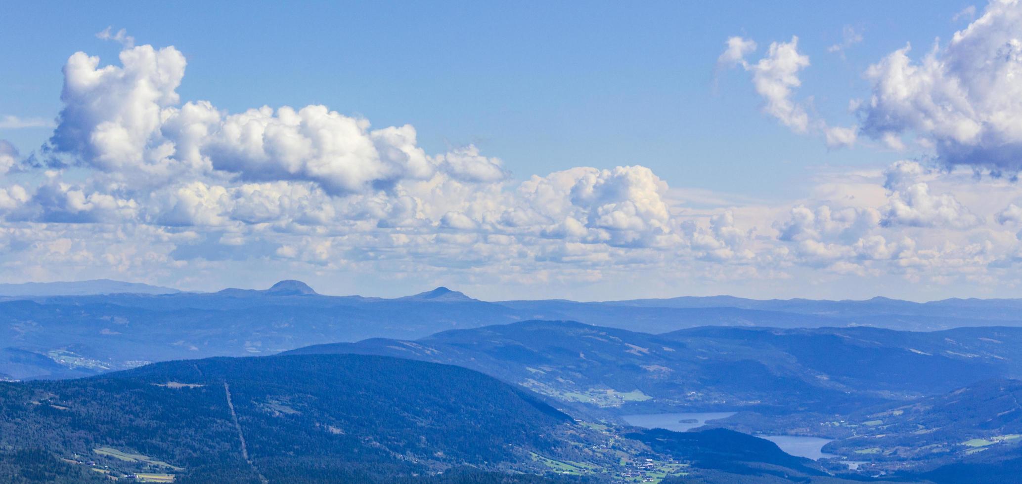 panorama de paysage de montagne aux beaux jours à vang norvège photo