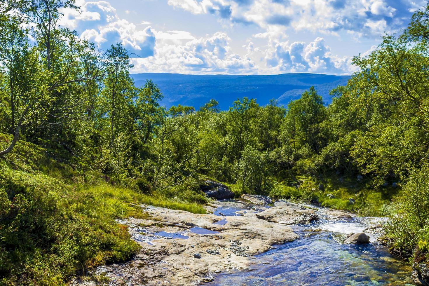 incroyable paysage norvégien belle cascade colorée de la rivière turquoise vang norvège photo