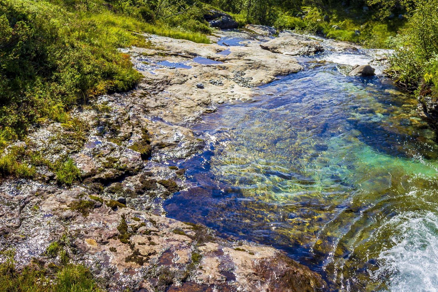 incroyable paysage norvégien belle cascade colorée de la rivière turquoise vang norvège photo