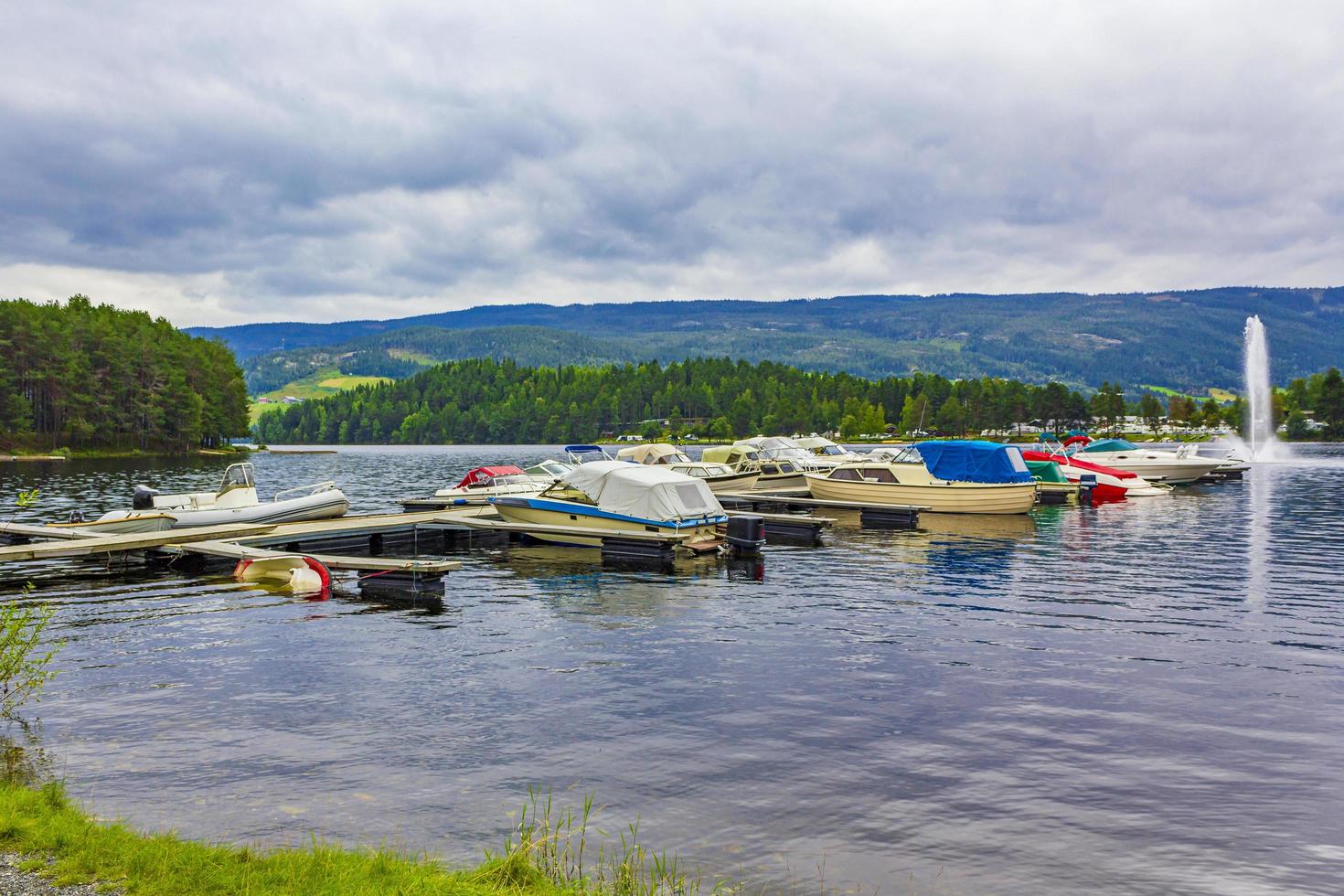 Bateaux sur la jetée en ville fagernes fylke norvège photo