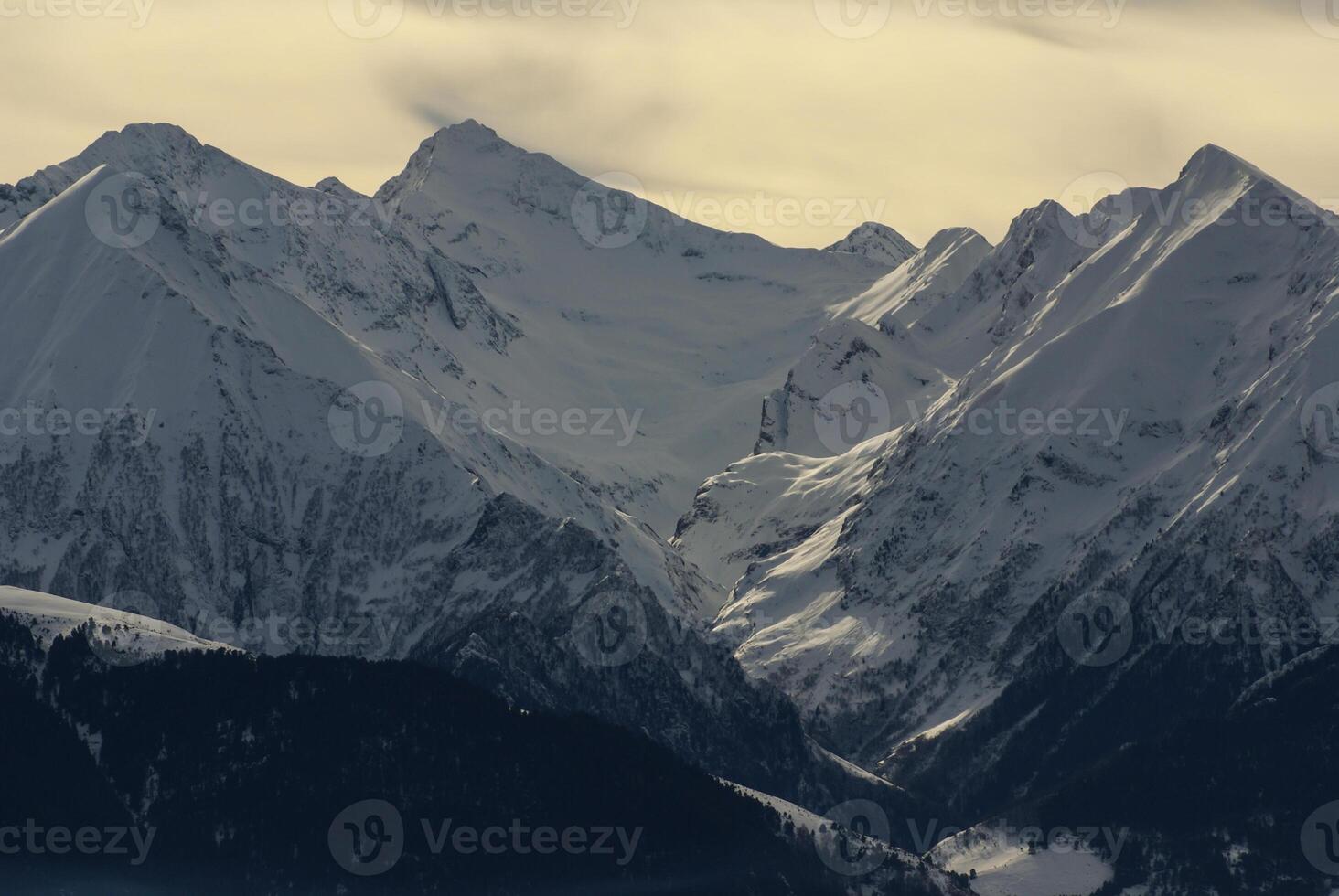 vue panoramique, côté sud, du massif de maladeta dans les pyrénées photo