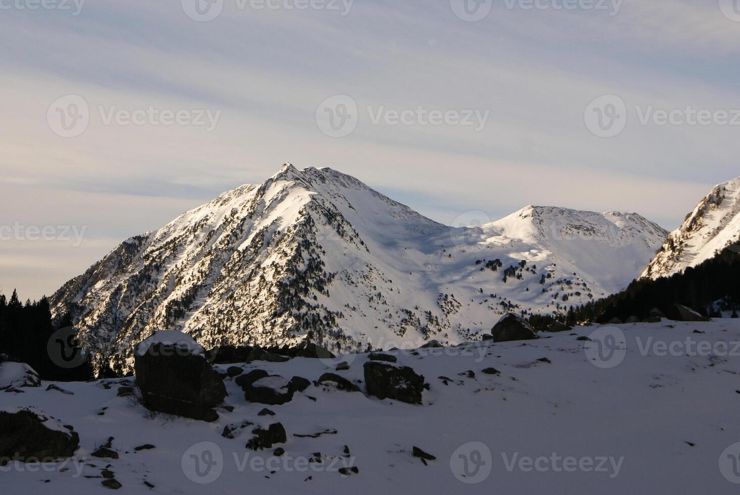 vue panoramique, côté sud, du massif de maladeta dans les pyrénées photo