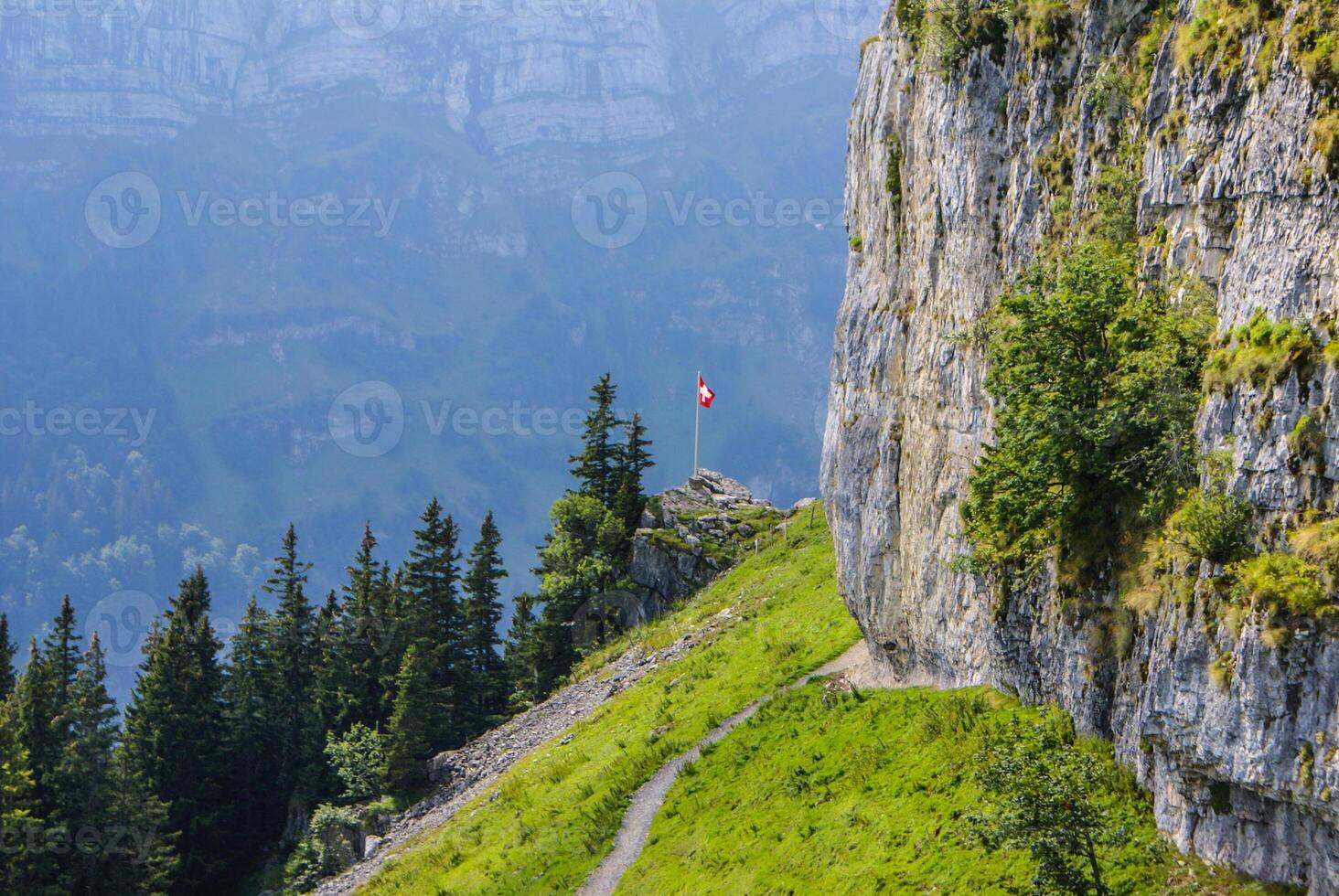 falaises couvert avec des arbres près Ebénalp, Suisse photo