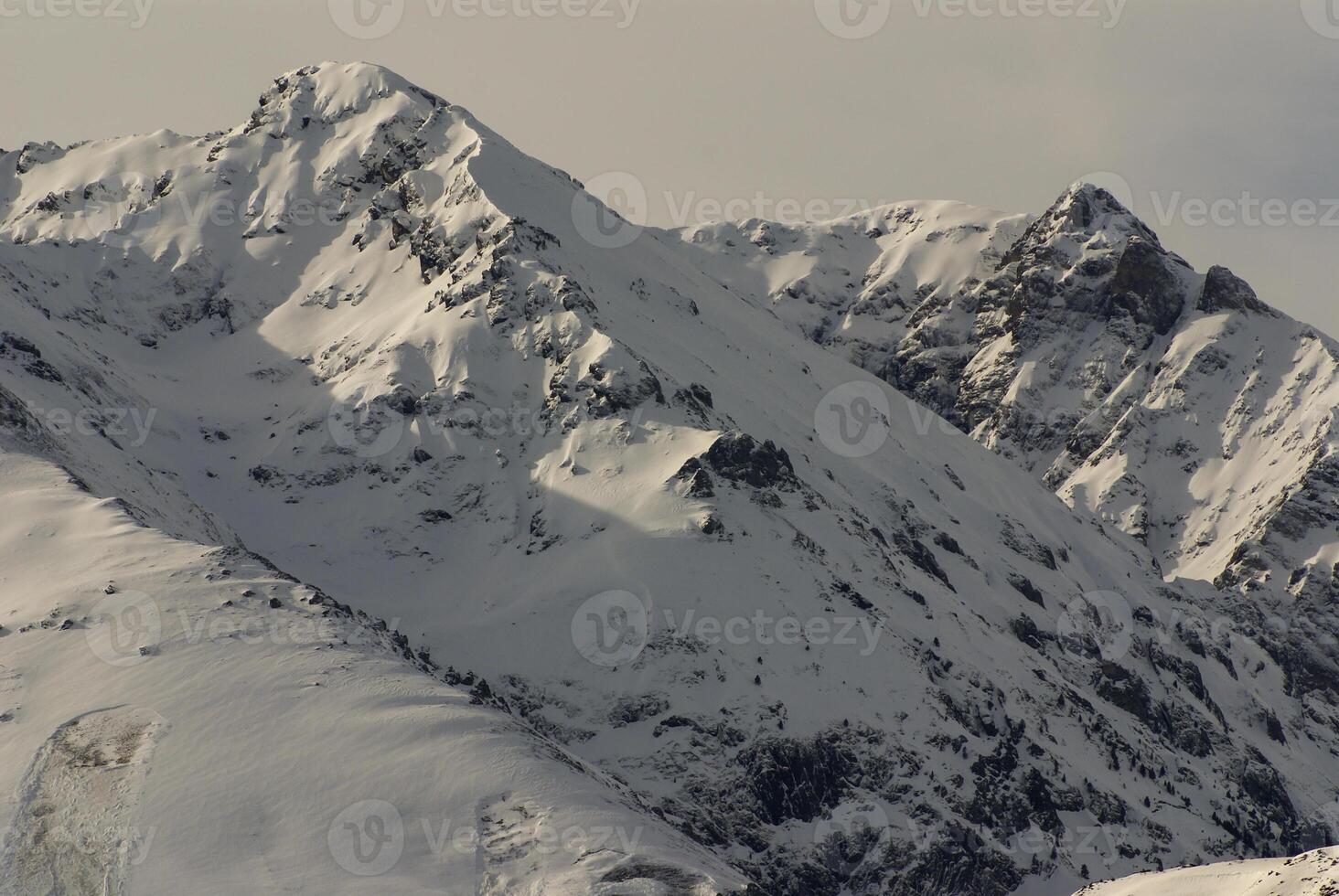 vue panoramique, côté sud, du massif de maladeta dans les pyrénées photo