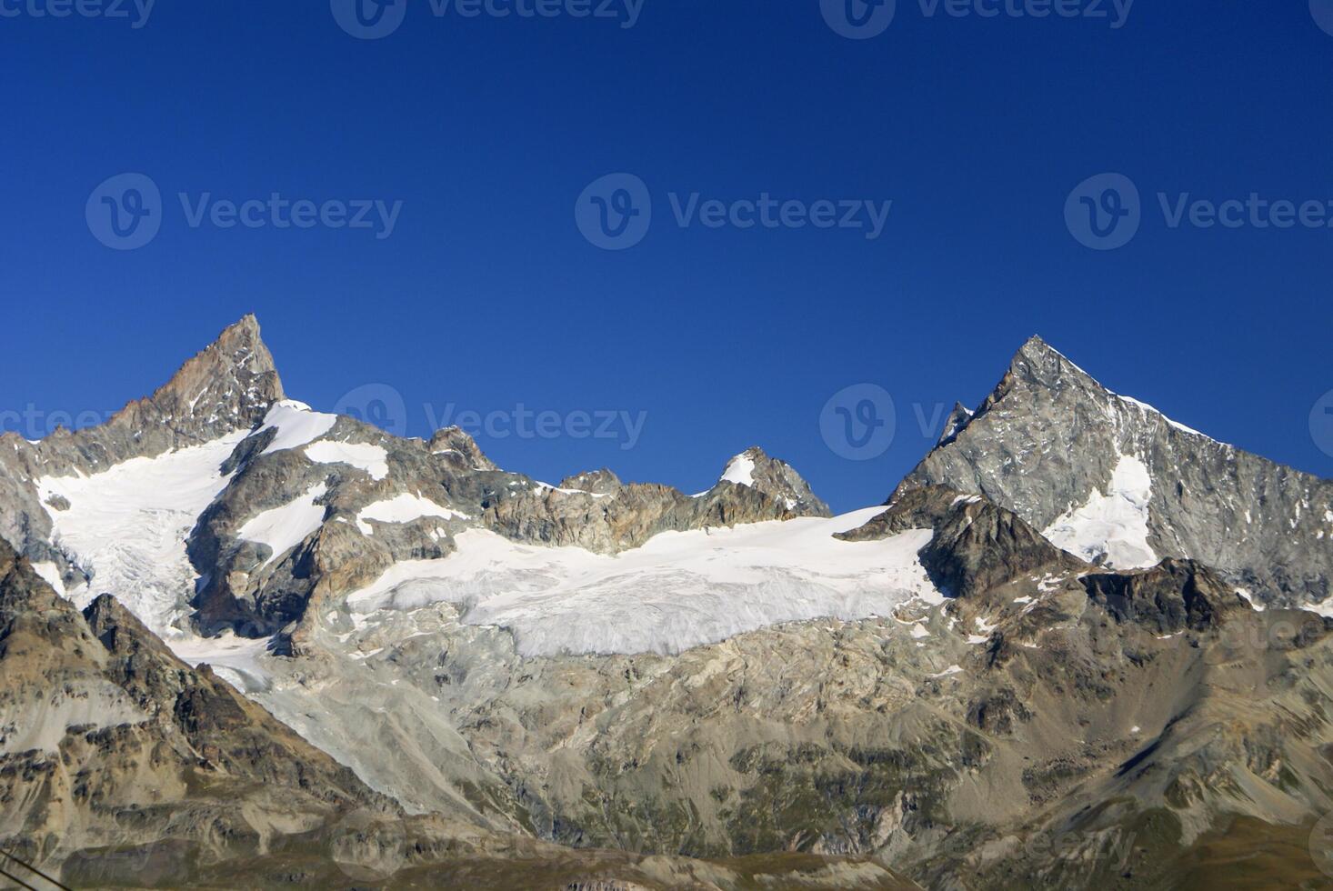 hautes montagnes sous la neige en hiver photo