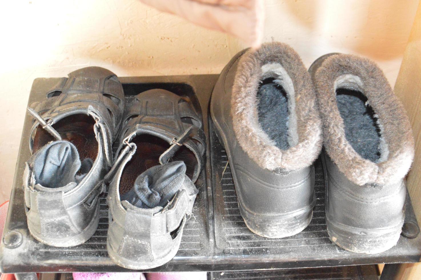 il y a de vieilles chaussures pour le jardin et le potager du village photo