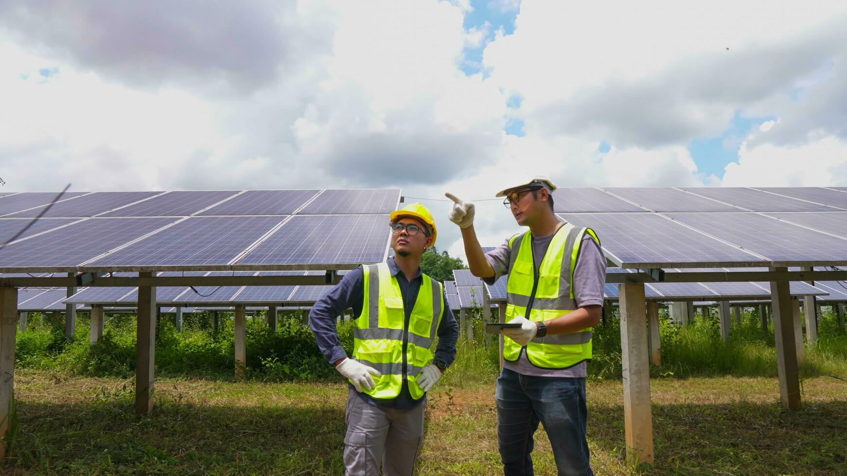 professionnel asiatique homme ingénieur en utilisant numérique tablette maintenir solaire cellule panneaux ensemble .technicien équipe travail sur écologique solaire cultiver. photo