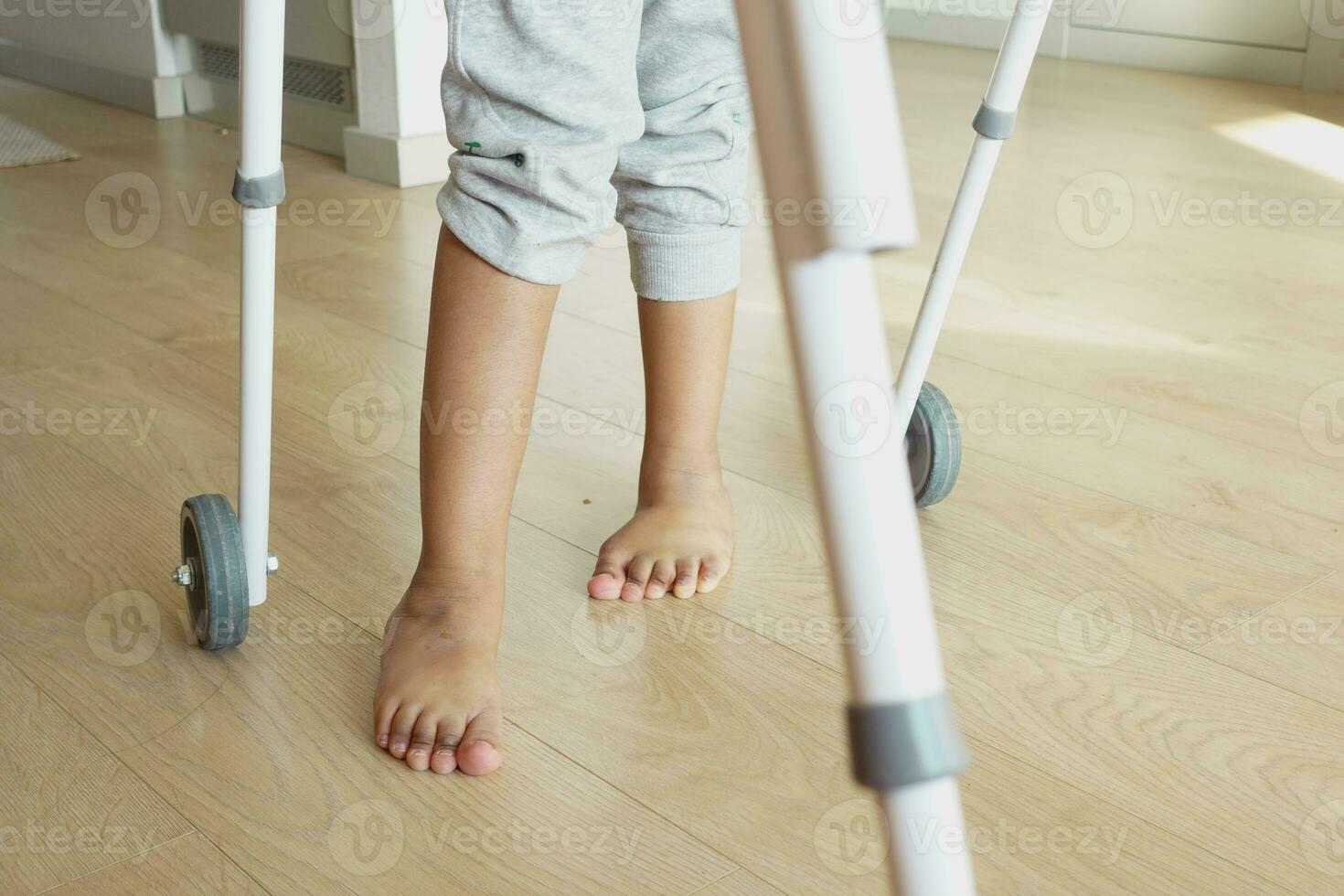 enfant avec en marchant Cadre et le genou orthèse intérieur photo