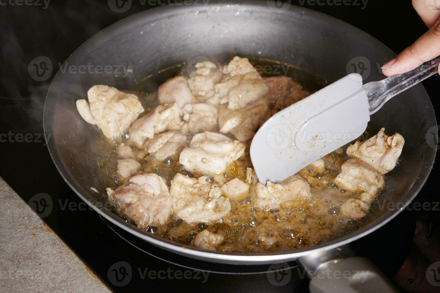 poulet pièces frit dans une cuisine la poêle photo