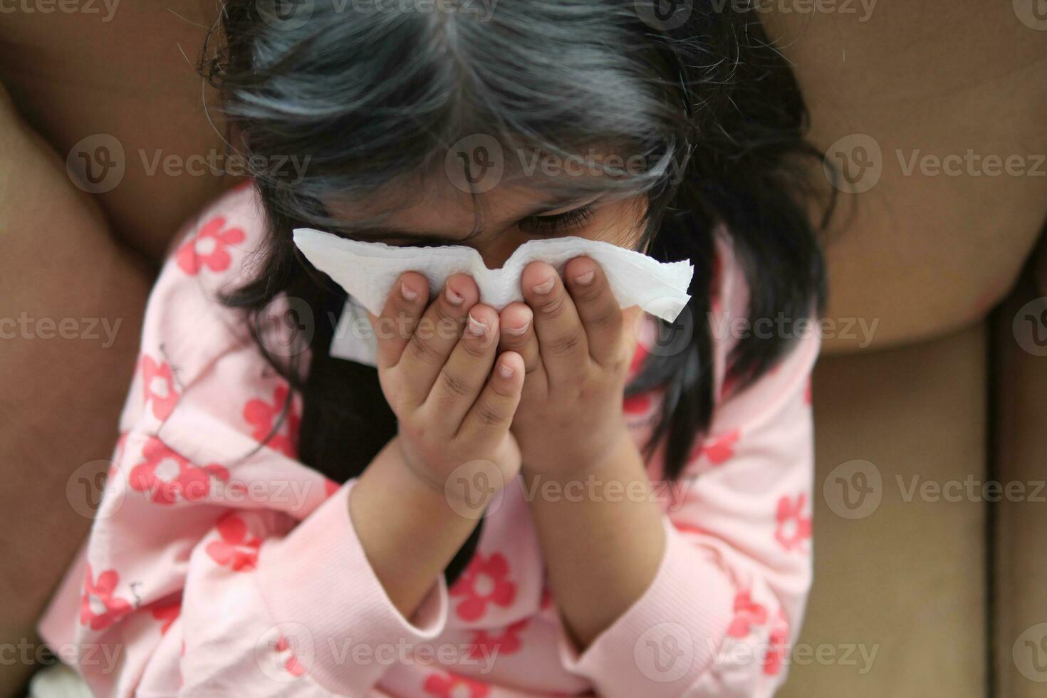 malade enfant avec grippe coup nez avec serviette de table. photo