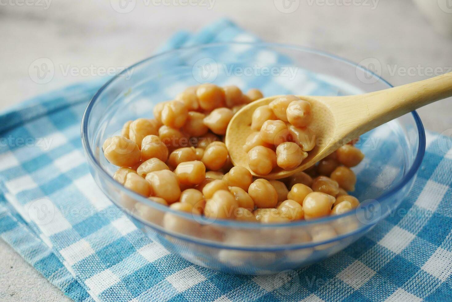 bouilli pois chiches dans une bol sur table photo