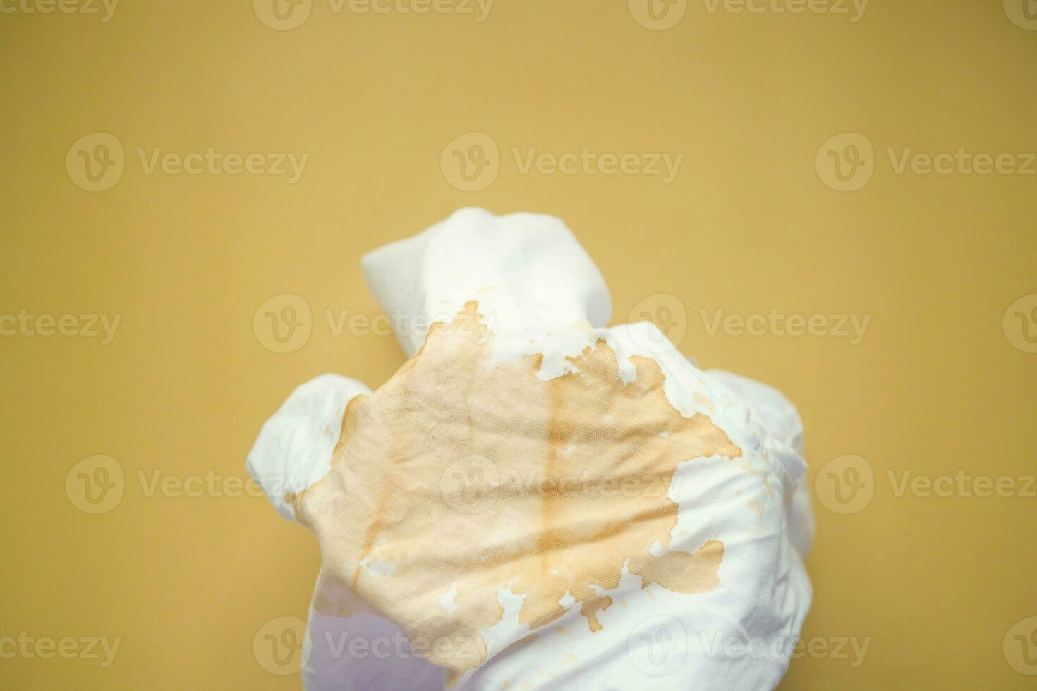 déversé café sur une blanc chemise photo