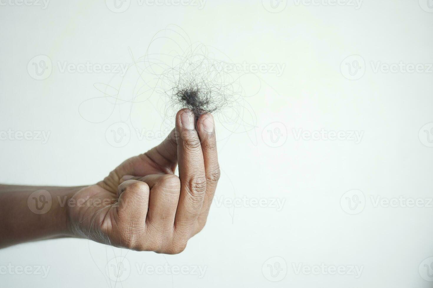 l'homme tient sa liste de cheveux en gros plan photo