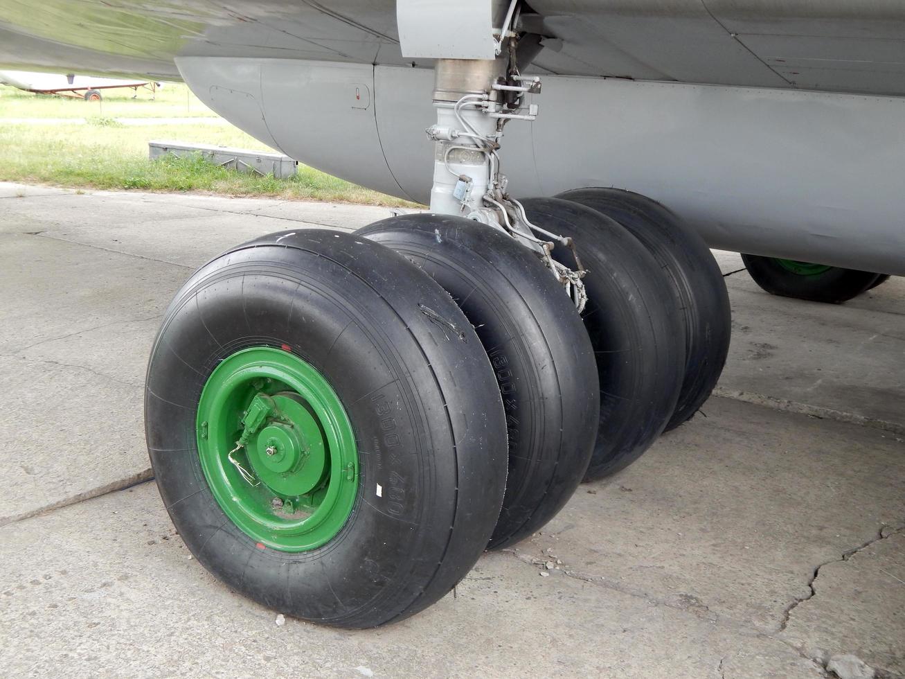 châssis d'aviation d'un avion et d'un hélicoptère à l'aéroport photo