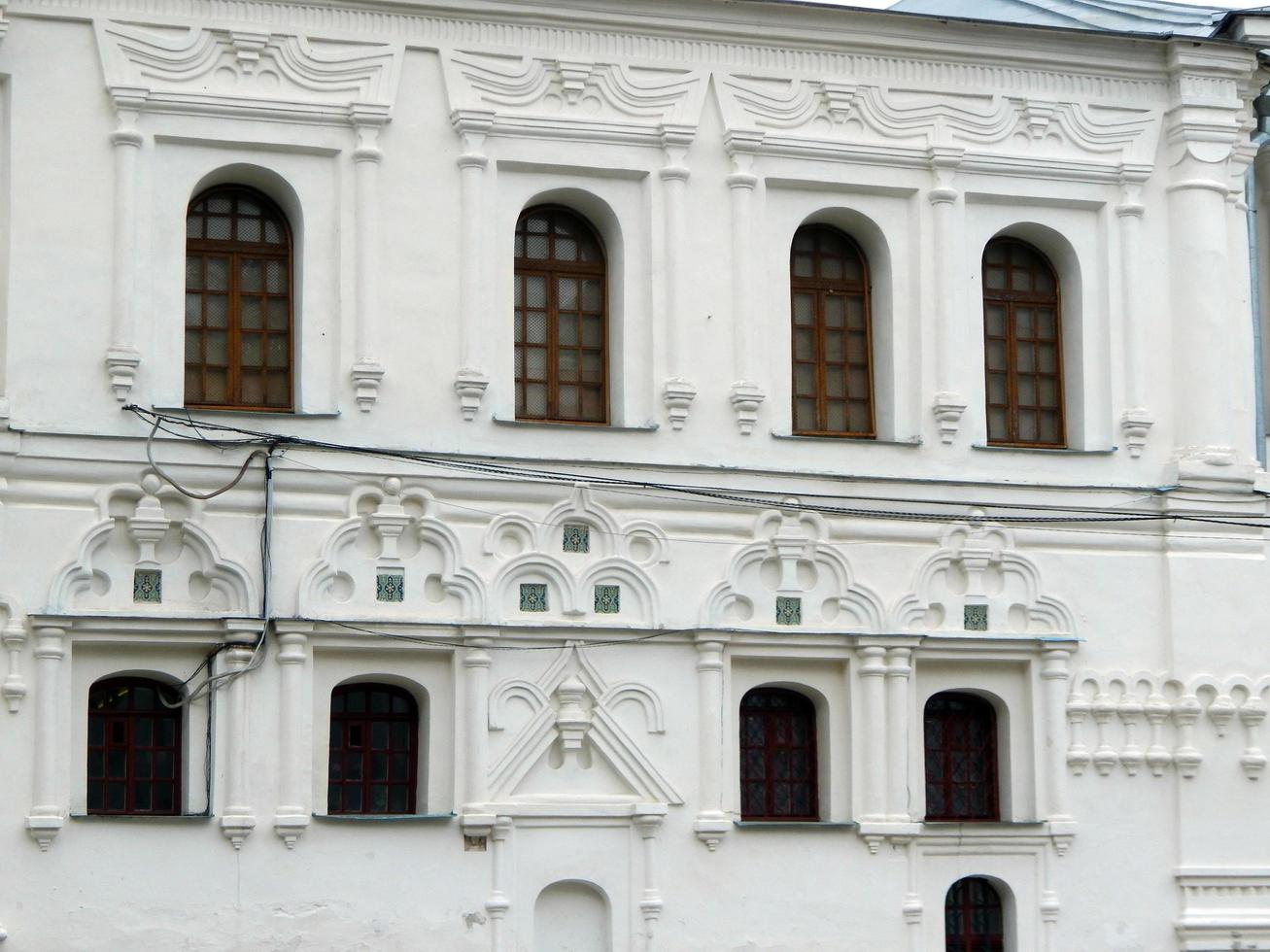 Détails architecturaux et fragments de baroque ukrainien à Tchernigov photo