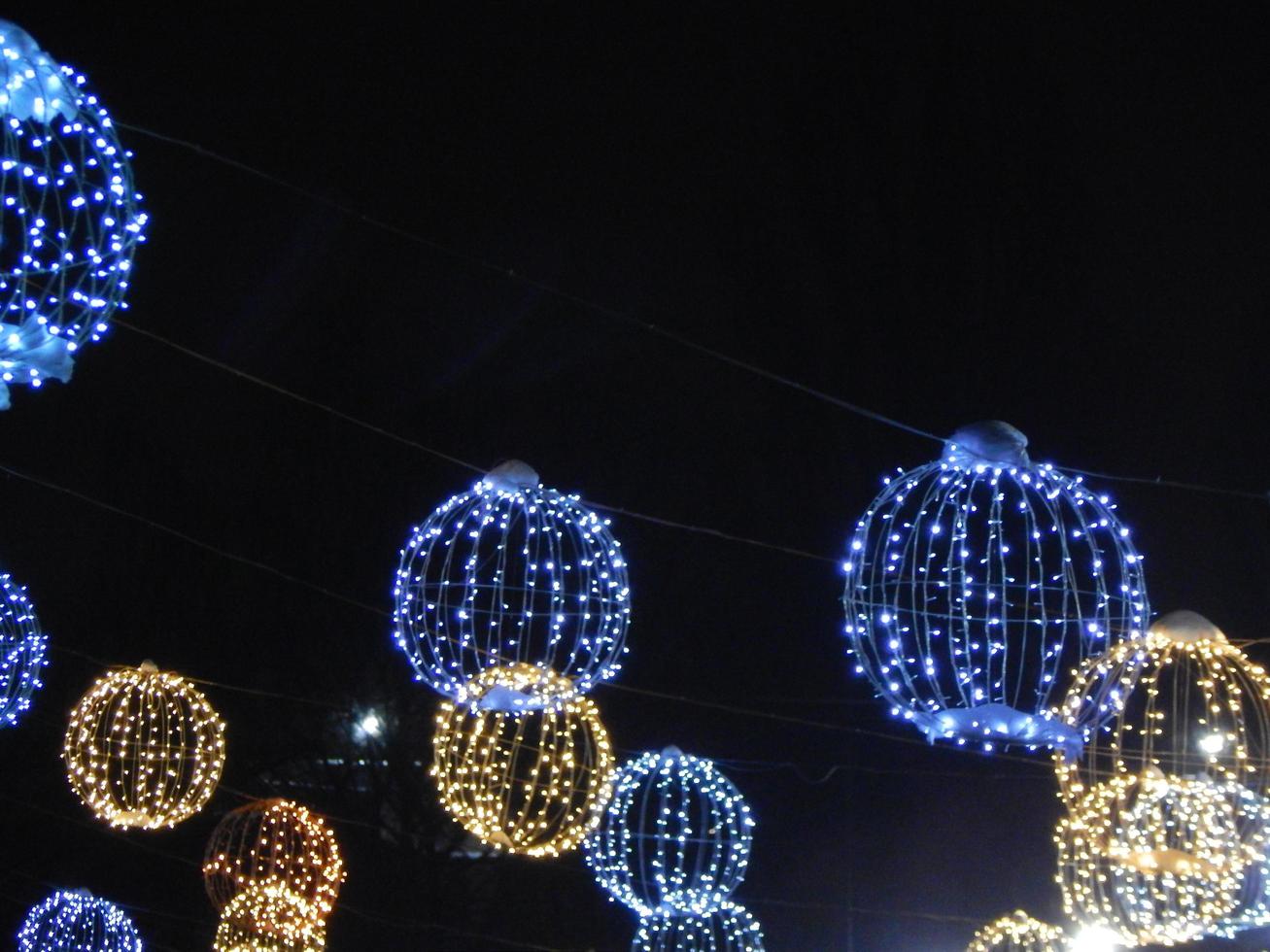 guirlandes et décorations pour les vacances de noël et du nouvel an photo