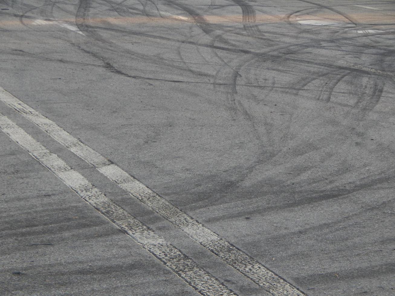 taches de pneus de voiture sur les cartes de course d'asphalte photo