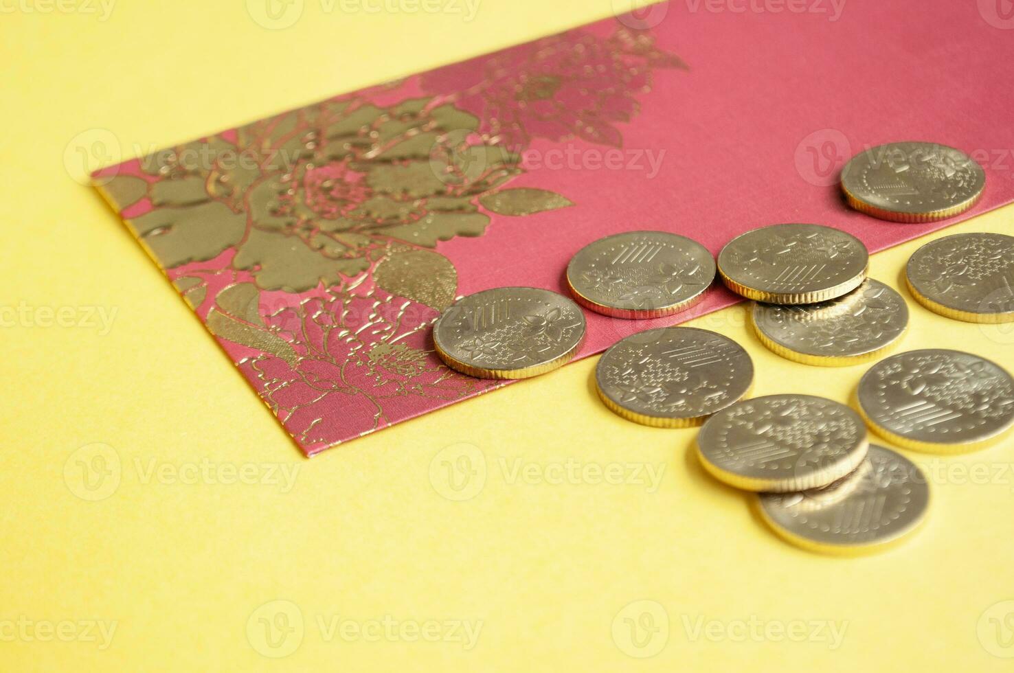 chinois Nouveau année rouge paquets et d'or pièces de monnaie sur Jaune couverture. personnalisable espace pour texte. photo