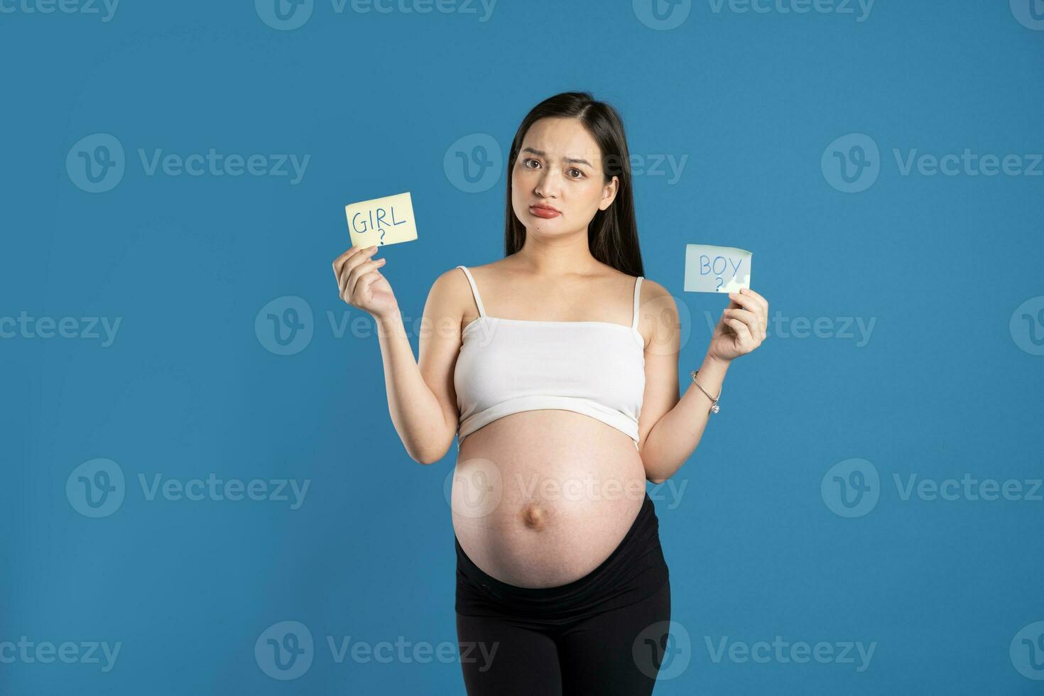 portrait de Enceinte asiatique femme, isolé sur bleu Contexte photo