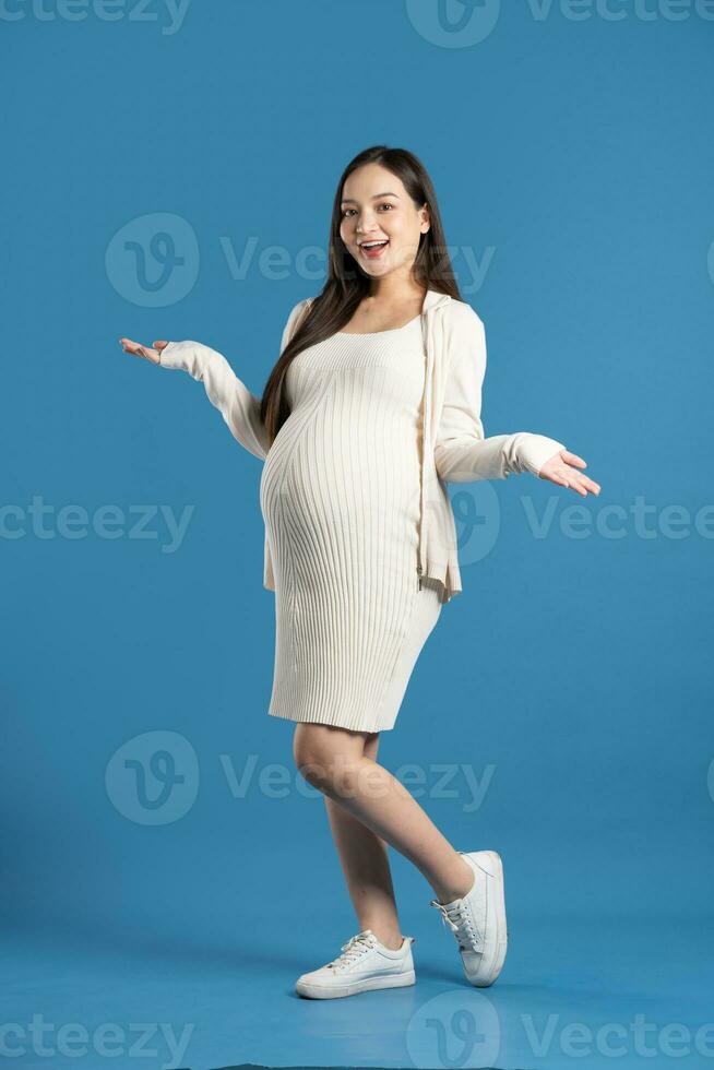 portrait de Enceinte asiatique femme, isolé sur bleu Contexte photo