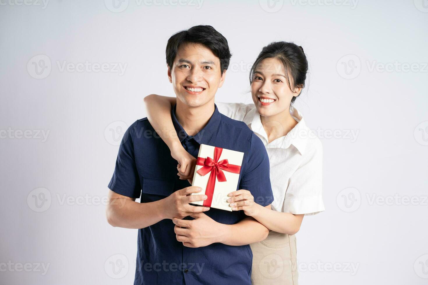 image de un asiatique couple posant sur une blanc Contexte photo