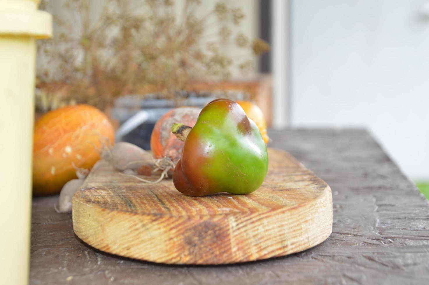 nature morte de baies et de légumes récoltés dans le jardin photo