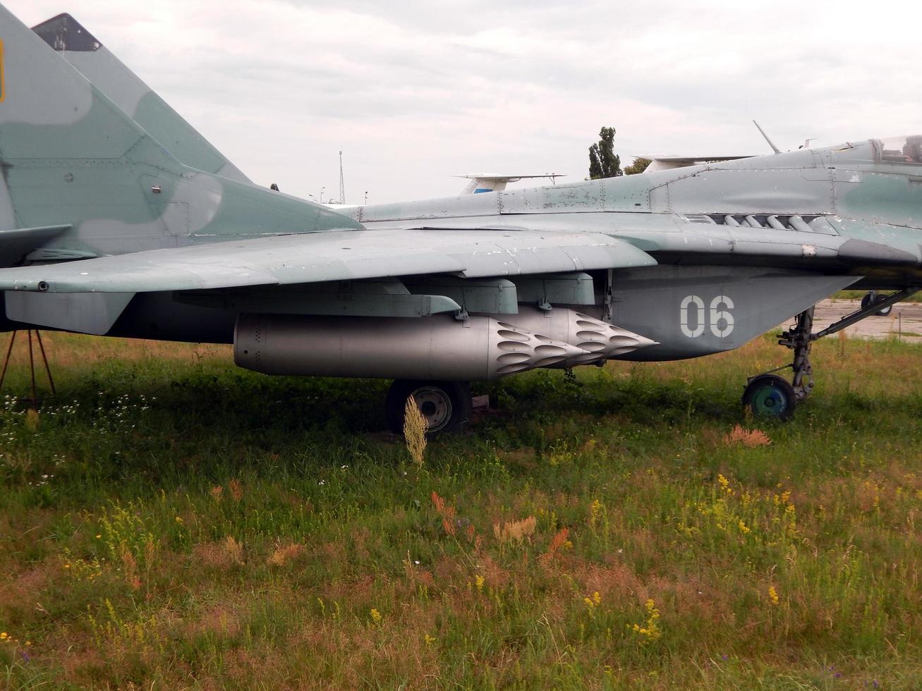 armement d'avions et d'hélicoptères roquettes, bombes, canons photo