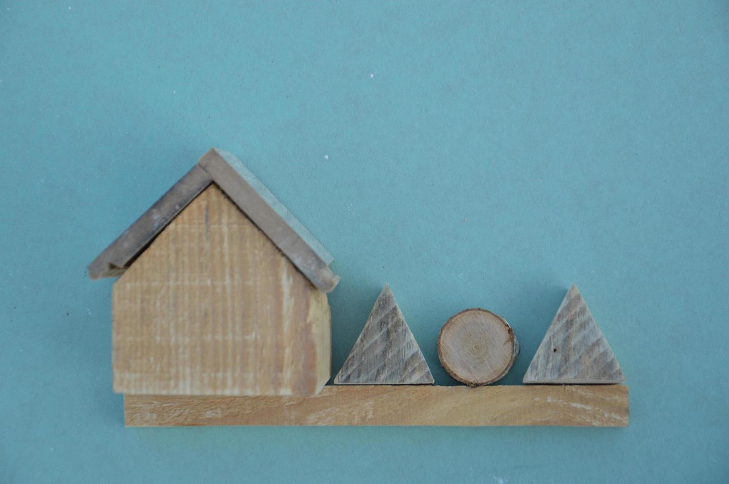 maquette en bois d'une maison et d'une famille photo