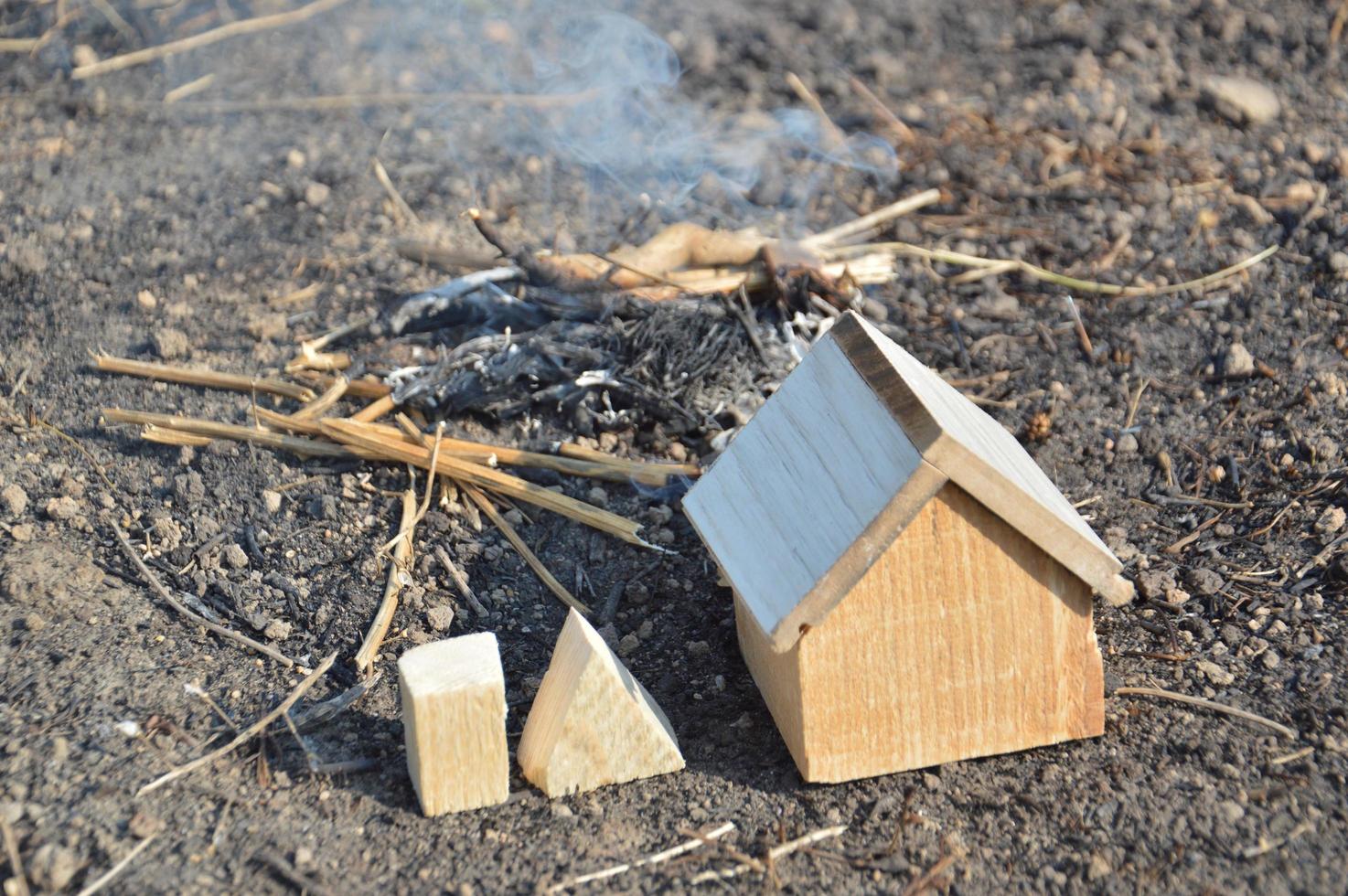 la maison familiale en bois est en feu photo