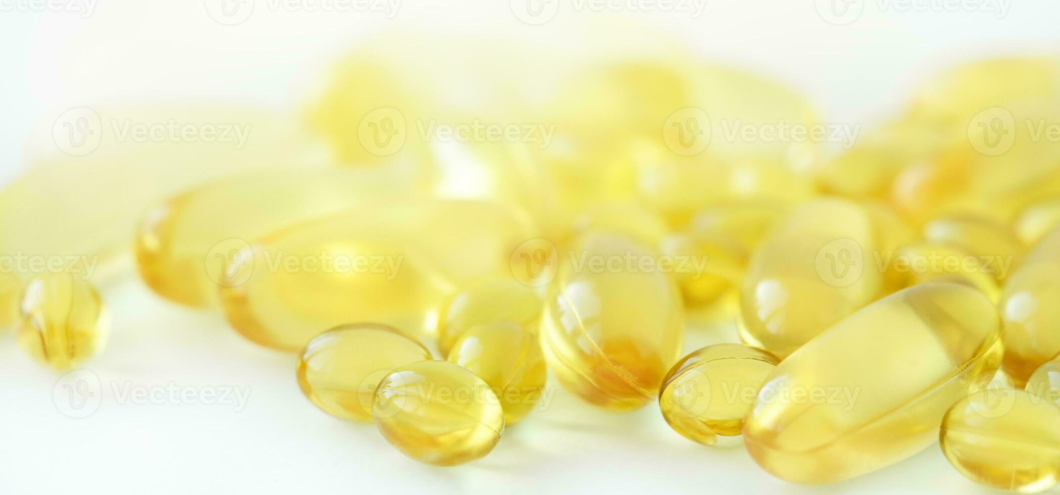 Jaune capsules de poisson pétrole sur blanc Contexte photo