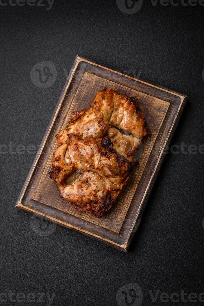 délicieux Frais croustillant poulet grillé avec sel, épices et herbes photo