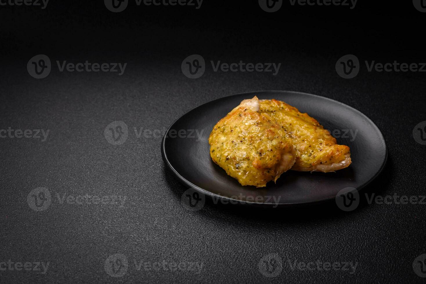 délicieux Viande frit avec dijon moutarde avec sel, épices et herbes photo