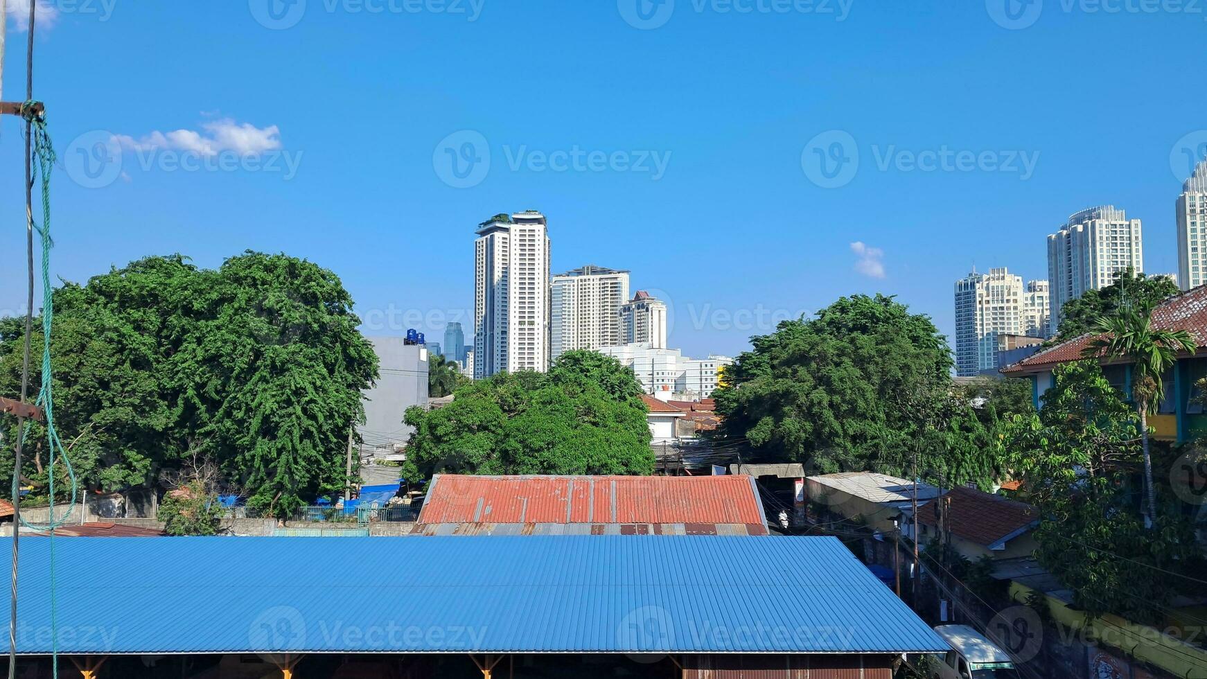 une vue de le ville de une toit photo