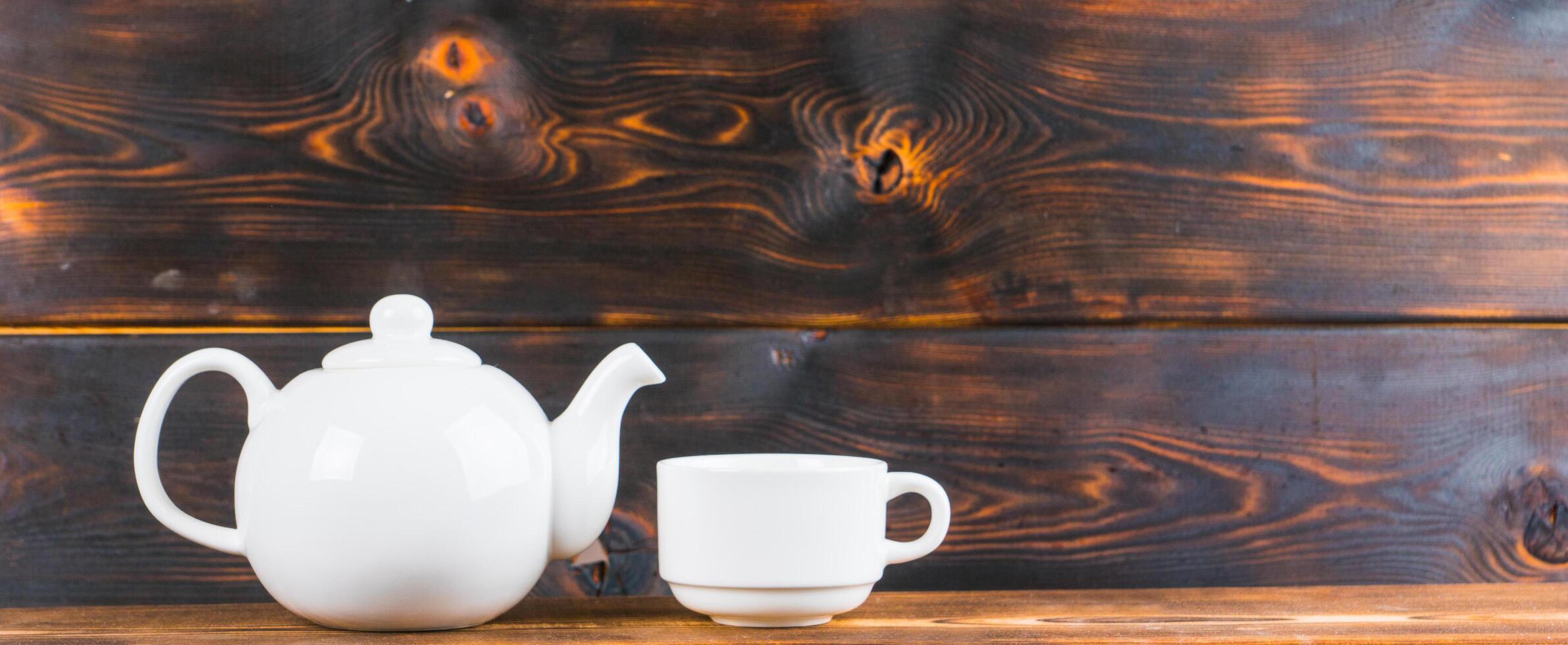 tasse à thé et pot sur table en bois rustique, photo panoramique