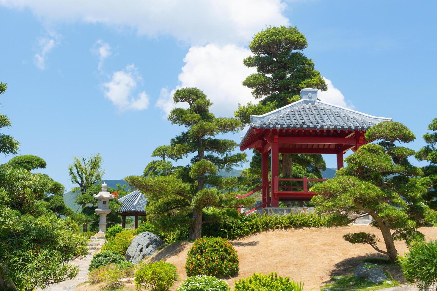 jardin de style japonais avec pagode et arbres photo