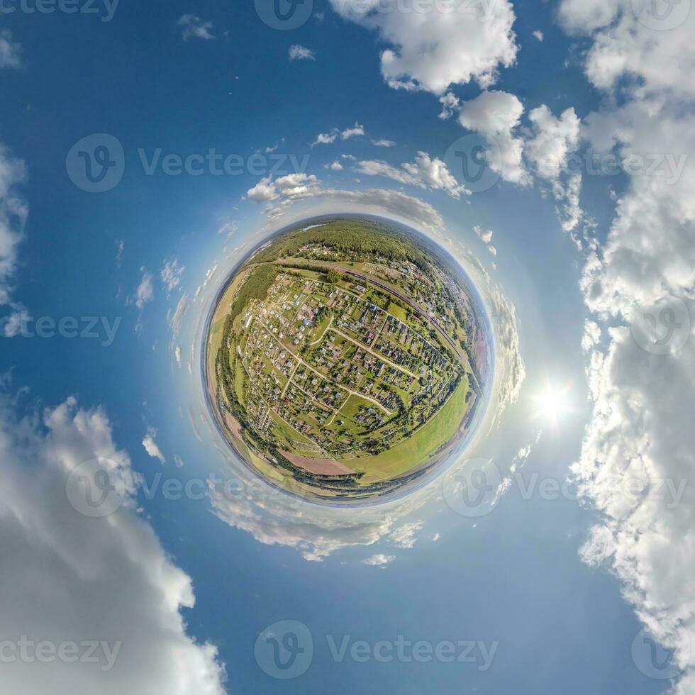 Facile minuscule planète sans pour autant bâtiments dans bleu ciel avec magnifique des nuages. transformation de sphérique panorama 360 degrés. sphérique abstrait aérien voir. courbure de espace. photo